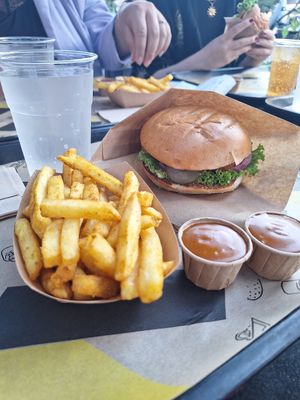 Chickn Burger mit Pommes und Erdnusssoße at VINCENT - Hauptbahnhof Hamburg in Hamburg