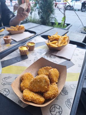 Nuggets mit Pommes und Garlic Kurkuma Soße at VINCENT - Hauptbahnhof Hamburg in Hamburg