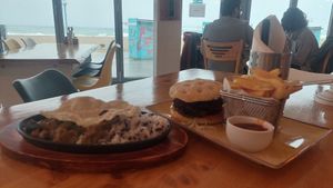 Curry - and burger at Bolo Steak House in Vama Veche