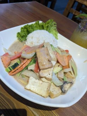 Erdnusssoße Bio tofu at Maison Sen in Cologne