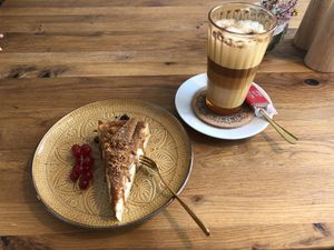 Cheesecake und Hafer-Latte at Glückskind in Rostock
