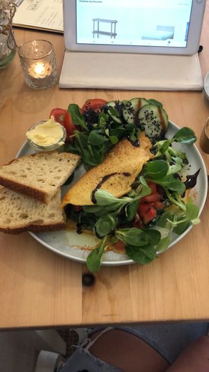 Omlette mit Salat und Brot   at Glückskind in Rostock