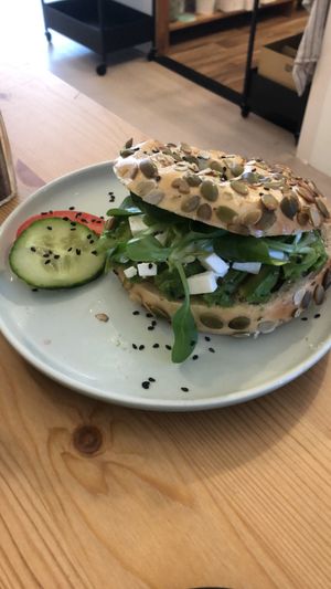 Bagel mit Avocado und Feta   at Glückskind in Rostock