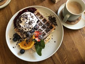 Frische Waffel mit Schwarzwälder-Kirsch-Topping -> 5€  at Glückskind in Rostock