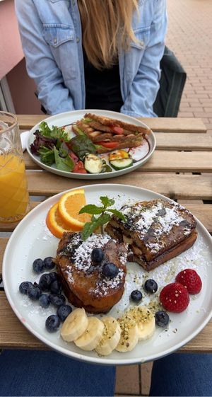 Avocado Toast and French Toast  at Glückskind in Rostock
