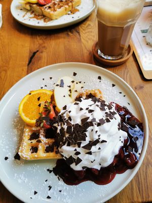 Schwarzwälder-Kirsch-Waffel at Glückskind in Rostock