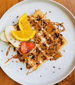 Frische Waffel mit Lotuscreme at Glückskind in Rostock
