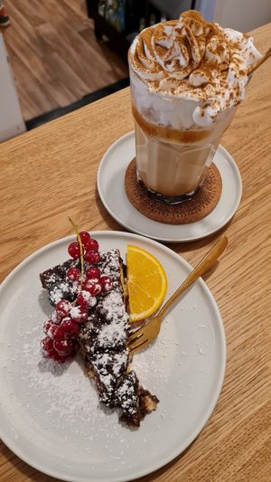 Zupfkuchen and Pumpkin Spiced Latte at Glückskind in Rostock