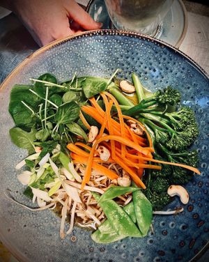 Vegan Ramen, mit broccoli, toasted cashew Nuss, Brunnen Kresse, Sprossen.  at Berggasthaus Eggberge in Altdorf
