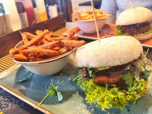 Vegan burger (Der Held) at Peter Pane in Cologne