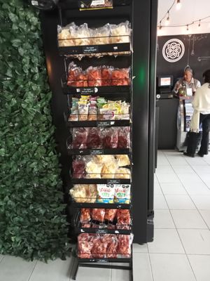 papas deshidratadas y galleta de arroz.

dehydrated potatoes chips and rice crackers thins at Raíces in Cuautitlan Izcalli