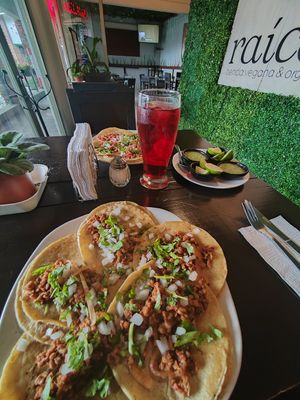 La comida muy rica, la tienda bastante variada y la atención siempre excelente at Raíces in Cuautitlan Izcalli