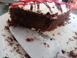 Pastel de chocolate Sin Gluten $500 Pastel de harina de arroz, garbanzo y tapioca con cacao natural, topping de crema vegetal y fresas (solo por pedido con un día de anticipación at Raíces in Cuautitlan Izcalli