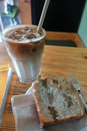 Iced Latte mit Hafermilch & walnut banana bread at CAFE Stopover - Specialty Coffee & Banana Bread Bakery in Aachen