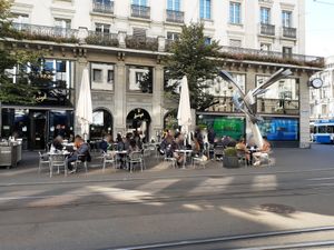 Outdoor seating at Confiserie Sprüngli in Zurich