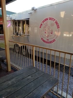 Food truck at Van's Damn Tasty Tacos and Ronburguesas in Pflugerville