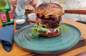 Veganer Burger mit roten Bohnen at Bubalus Burger Bar in Trogir