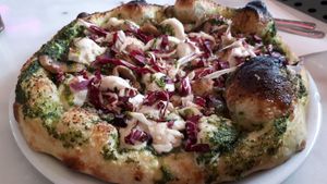 La bianca.
Very strong flavour, it has radicchio (know that some people find it too bitter) at Chicago Trattoria in Brussels