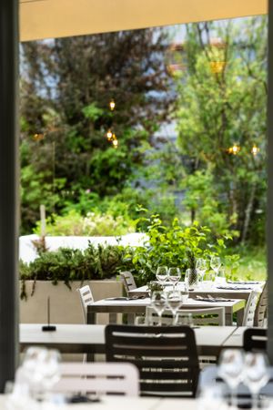 Terrasse calme, ombragée et verdoyante. at La Parenthèse in Chateauneuf-sur-isere