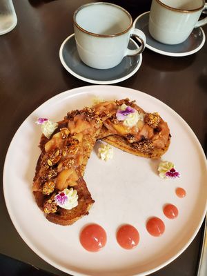 Cinnamon apple French Toast-style at SAUG.E cuisine végane in Sherbrooke
