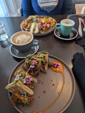 Chick'n waffle et le classique hivernal at SAUG.E cuisine végane in Sherbrooke