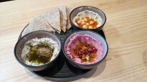 Entrante de diferentes hummus at Alhamra in Granada