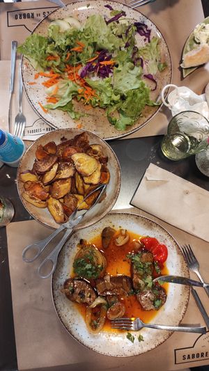 house style seitan with chips, and a salad plate at Sabores ao Rubro in Tomar