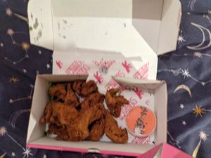 Vegan fried chicken box with pink aioli at Döner Summer in Sheffield