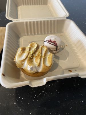 Lemon meringue tart and macaron  #Veganuary at Maison des Lys Pâtisserie in Auckland