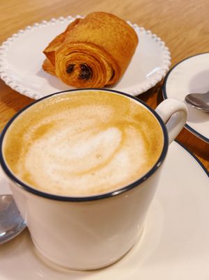 Cappuccino riso e mandorla e pain au chocolat   at Eutopia in Milan