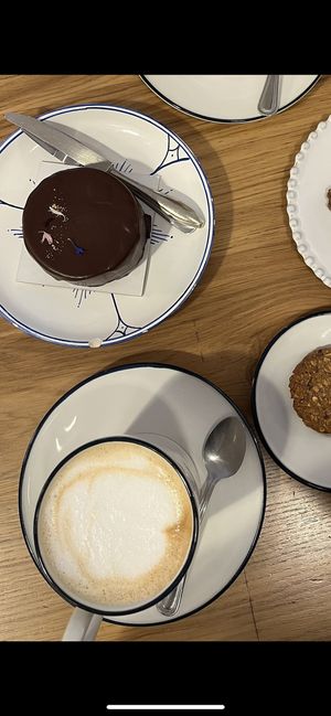 Cake with chesnut, lattes with rice milk and vegan cookie   at Eutopia in Milan