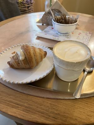 Croissant con crema al cocco e cappuccino al riso mandorla  at Eutopia in Milan