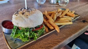 "Veggie burger" without goatcheese and with falafel. (12,90€) at Flori in Eichenau
