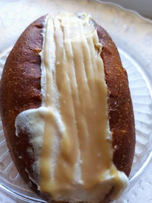 Maritozzo vegan con panna vegetale e caramello salato at Brutti Ma Buoni in Osimo