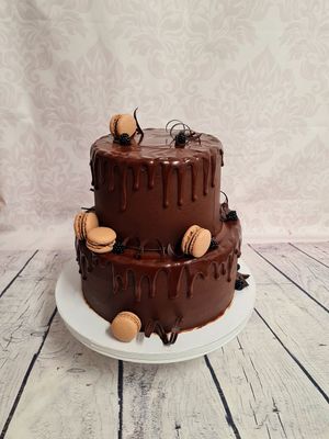 Veganer Schokoladendripcake mit Passionfrucht und Himbeerfüllung at Renates Torten Design in Hohenems