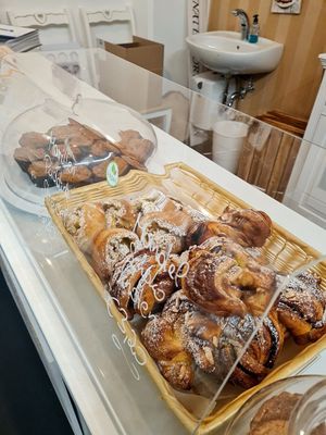 Feine vegane hausgemachte Croissants und Schokoknoten at Renates Torten Design in Hohenems