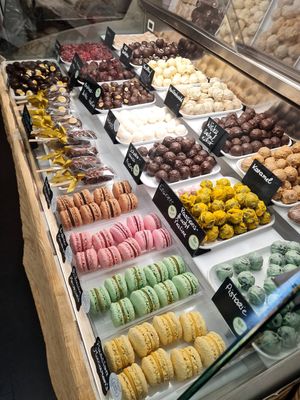 Pralinentheke mit großer Veganer Auswahl at Renates Torten Design in Hohenems