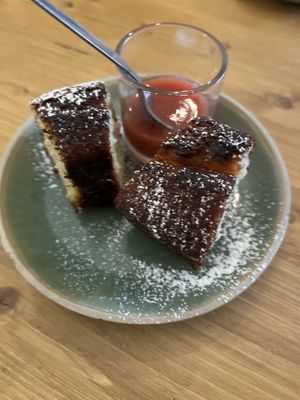 Cake citron pavot au coulis de fraise (vegan et sans gluten)  at La Cartonnerie in Cleon Dandran
