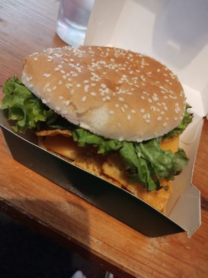 Vegan cheeseburger with nachos and olives at Burgerme in Venlo