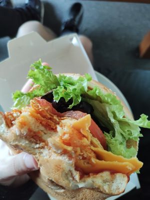 Vegan crunchy chicken with olives nachos and vegan xheese at Burgerme in Venlo