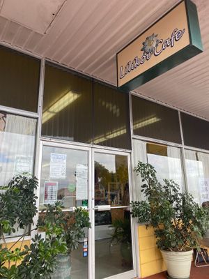 Outside at Lilikoi Cafe in Waimea