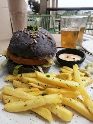 Hamburguer e batatas at Bone Free  in Costa Da Caparica