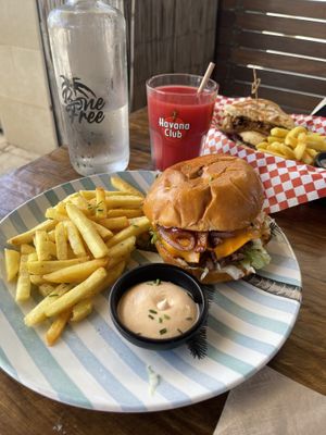 Bone free cheeseburgerr  at Bone Free  in Costa Da Caparica