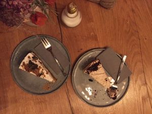 Oben Snickers-Torte, unten Veganer Kürbiskuchen at Café Gärtners Tochter in Wolfsburg