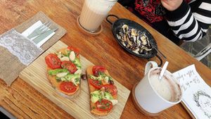 Vegane Stulle mit Hafermilch-Kakao und vegetarische Bananen-Schoko Pancakes mit Latte Macchiato at Opa Helmut in Nuremberg