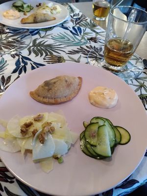 The tasting platter: after a roasted bell pepper soup we got this appel/turnip salad with walnuts, Cucumber with chili, creamy chili sauce and empanada at Natuurlekker in Sprundel