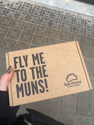 Caixa de cartão para take-away at Las Muns - Poble Sec in Barcelona