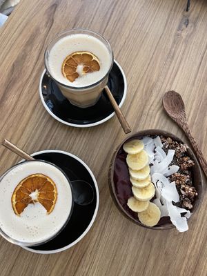 Chai lattes y bowl de açaí  at Kalma Poké Bar in Bilbao