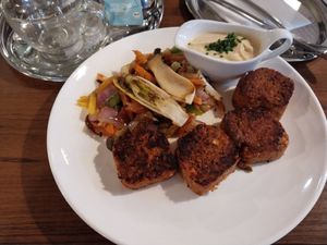 Laibchen mit Gemüse und Hummus at Café Derbl in Hallstatt