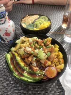 Vegano Poke Bowl with „vegan chicken“ and mango smoothie bowl   at Ohana Poke & Ice Cream in Mallorca